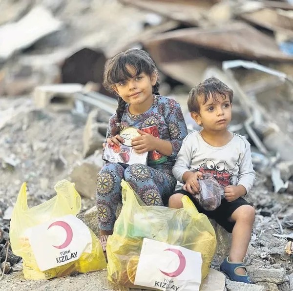 Gazze'de evler yıkık umutlar ayakta! Filistinliler enkaza dönen yuvalarını onarmaya başladı